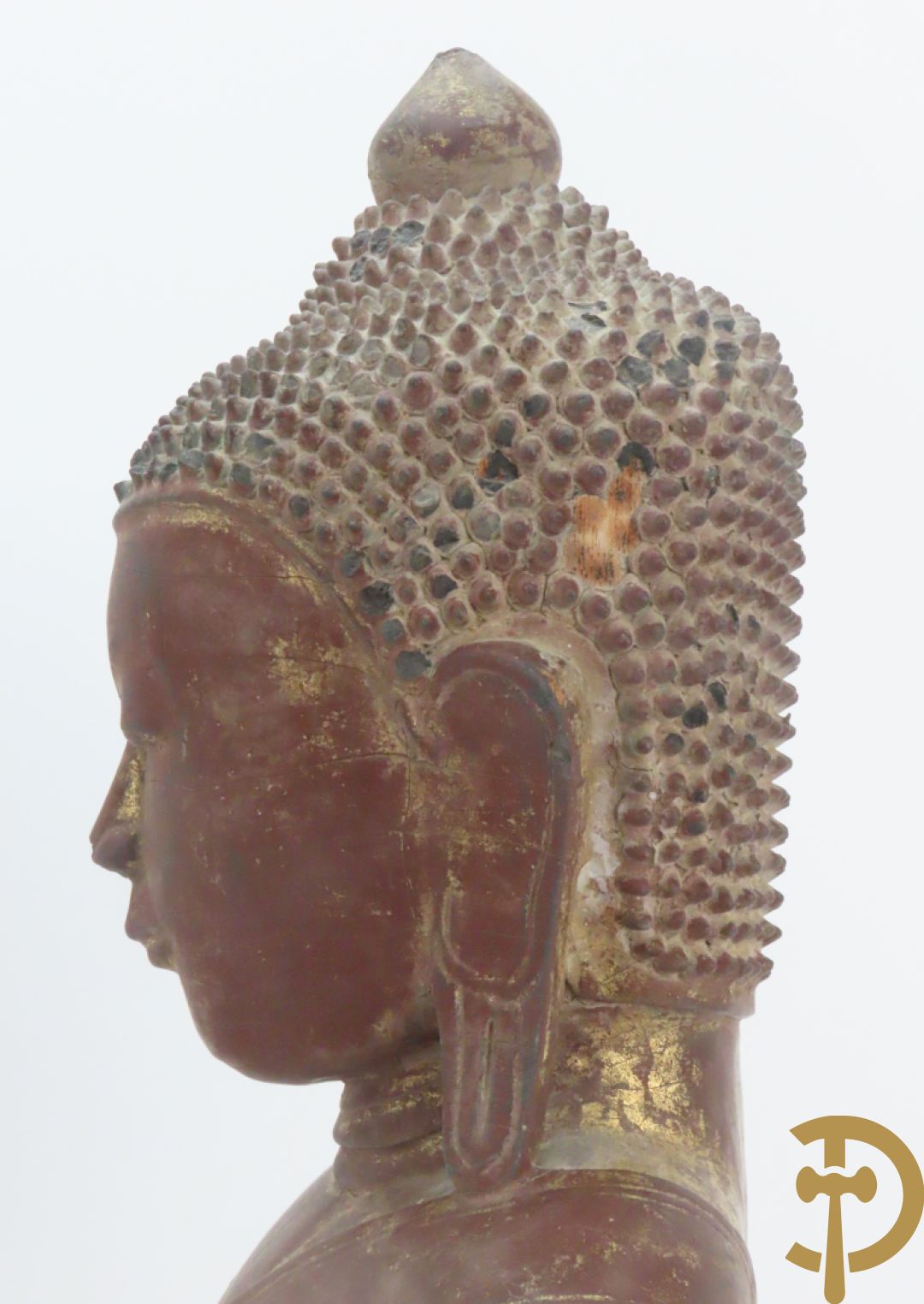 Houtgesculpteerde zittende boedha