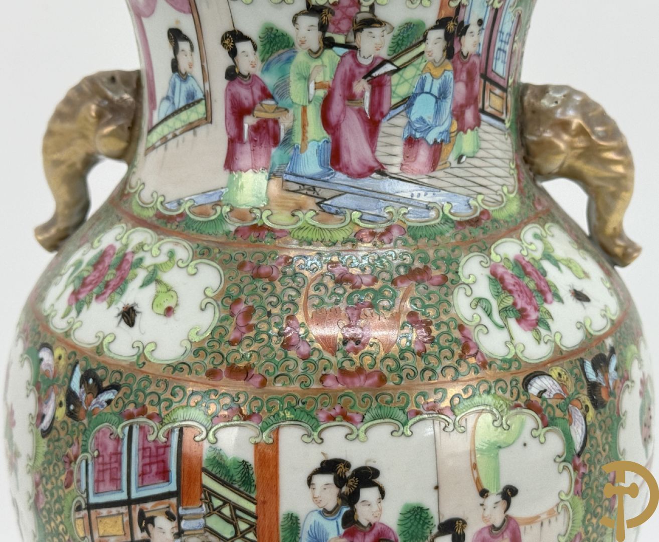 Chinese porseleinen Kantonvaas met geanimeerde taferelen, bloemen, vogel en vlinderdecor