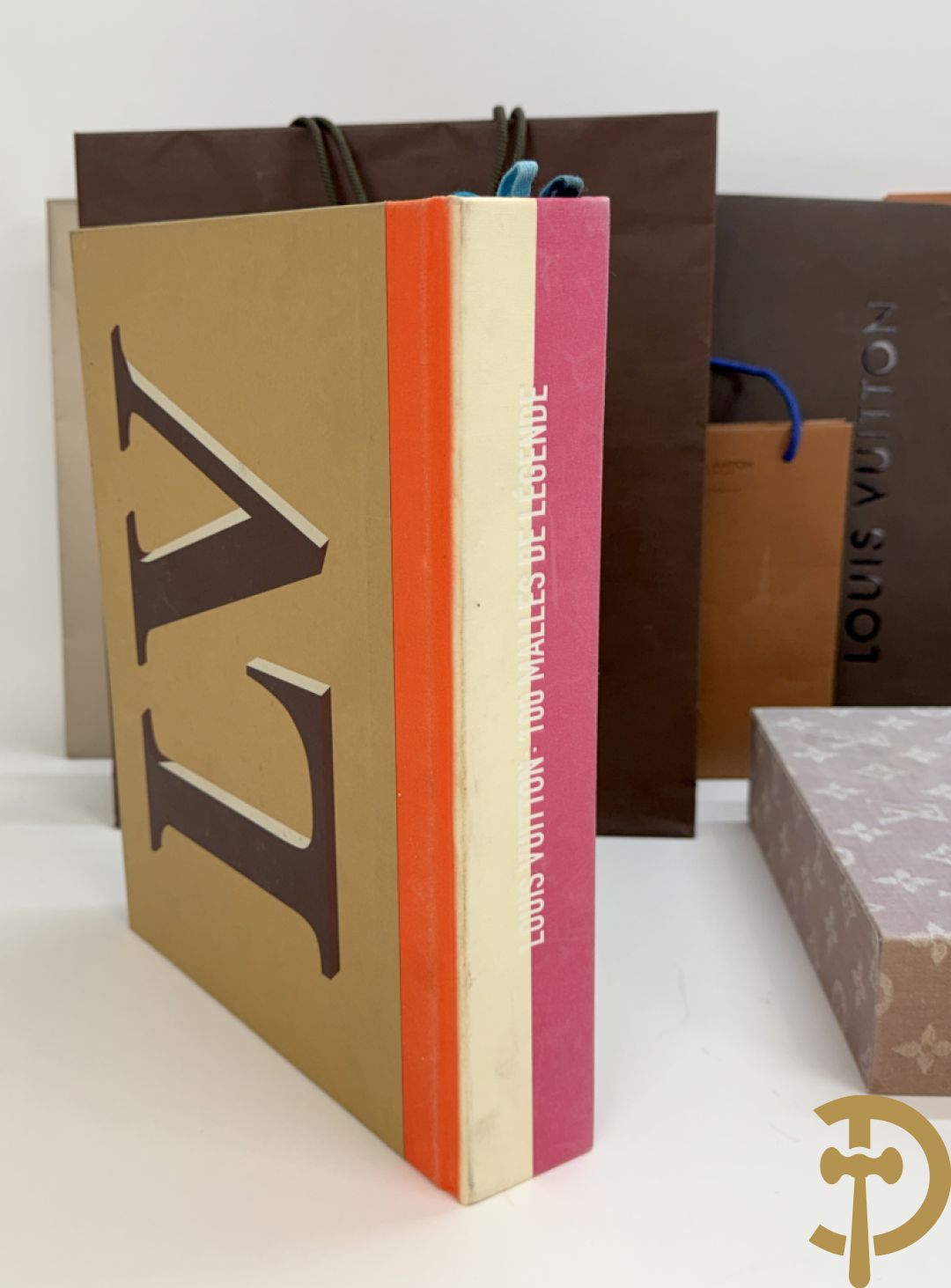 Boek Louis Vuitton, 100 Malles de Legende, door Pierre Leonforte, Editions de la Martinière + Louis Vuitton boekje + zakken Louis Vuitton + 2 kaartspellen Louis Vuitton