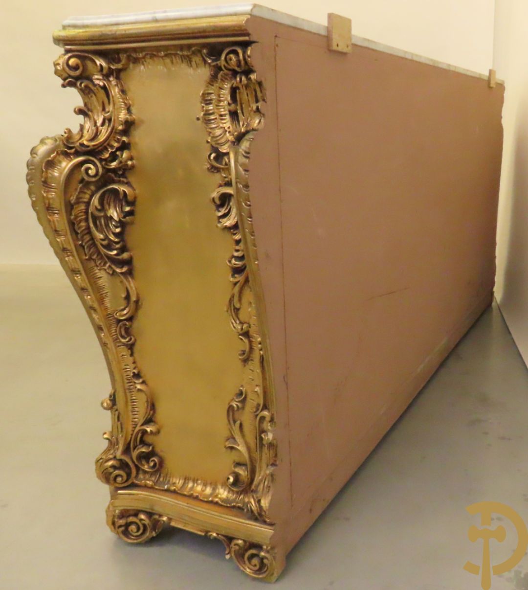 Uitzonderlijke vergulde Louis XV eetkamer bestaande uit vijfdeursdressoir met voluutvormige accanthusranken en rocailles, beschilderd met bloemenmotieven en centraal tafererel met hoornen des overvloeds + bijhorende spiegel vergulde tafel op voluutvormige poten met zes bijhorende stoelen + vitrine met accanthusranken en centrale deur, op voluutvormige poten