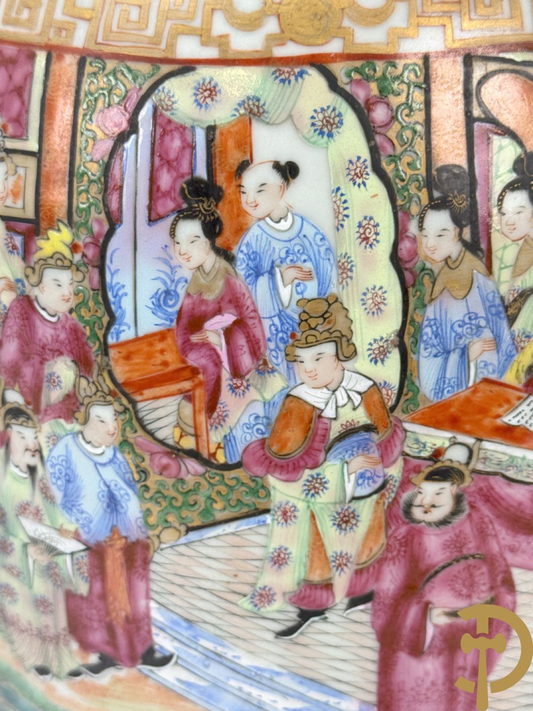 Chinese porseleinen Kanton vaas met geanimeerde hoftaferelen, natuurmotieven, fauna en floradecor