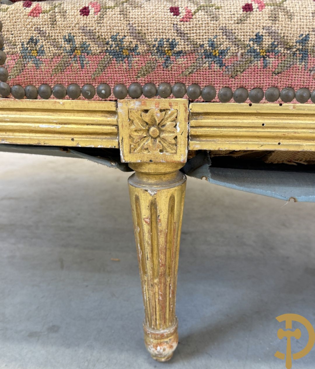 Vergulde Louis XVI chaise longue bezet met petit points met bloemendecor