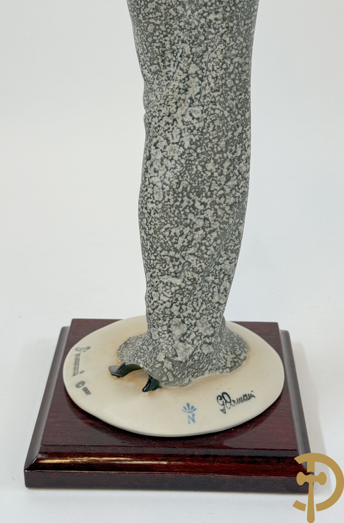 Italiaanse biscuitgroepen w.o. grote groep met 2 liggende naakte dames met zwaan, jongeman op rots, vioolspeler met edeldame, dame met kanten jurk en kinderen + Armani G. getekend 