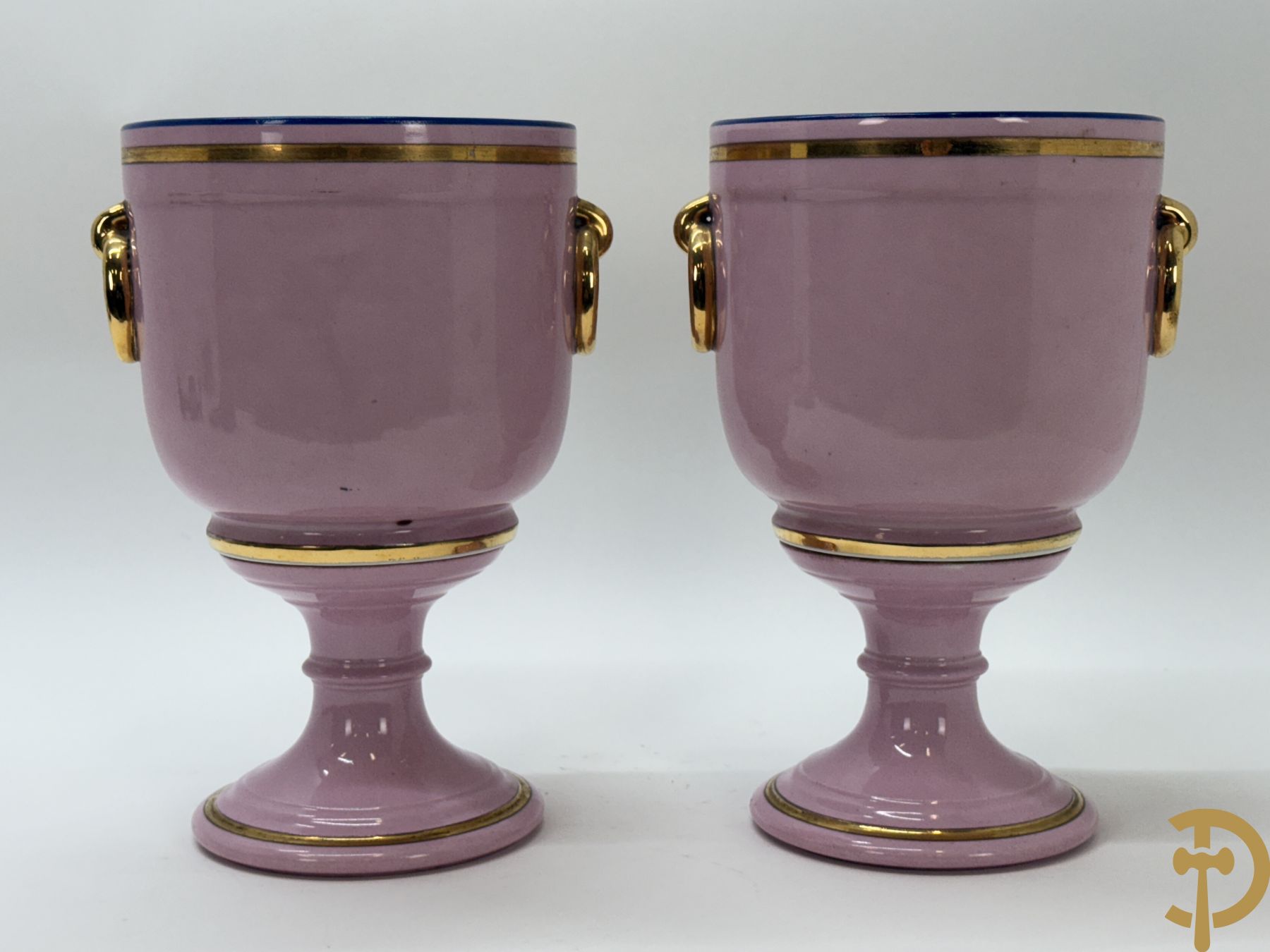 Paar roze gekleurde porseleinen coupes met idyllisch landschap in decalcomanie decor met vergulde rand