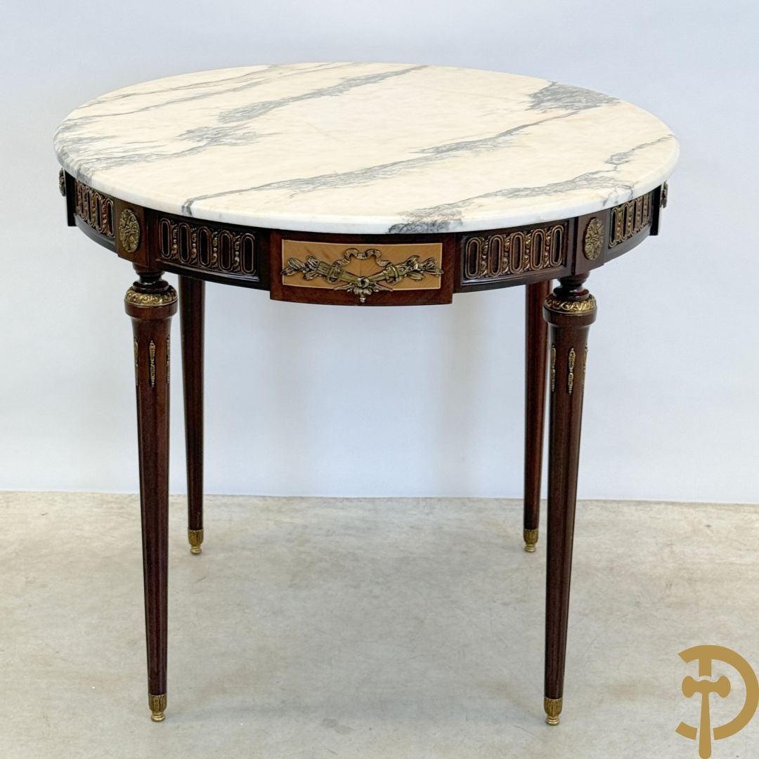 Ronde salontafel met bronsbeslag en marmeren blad op gecanneleerde poten