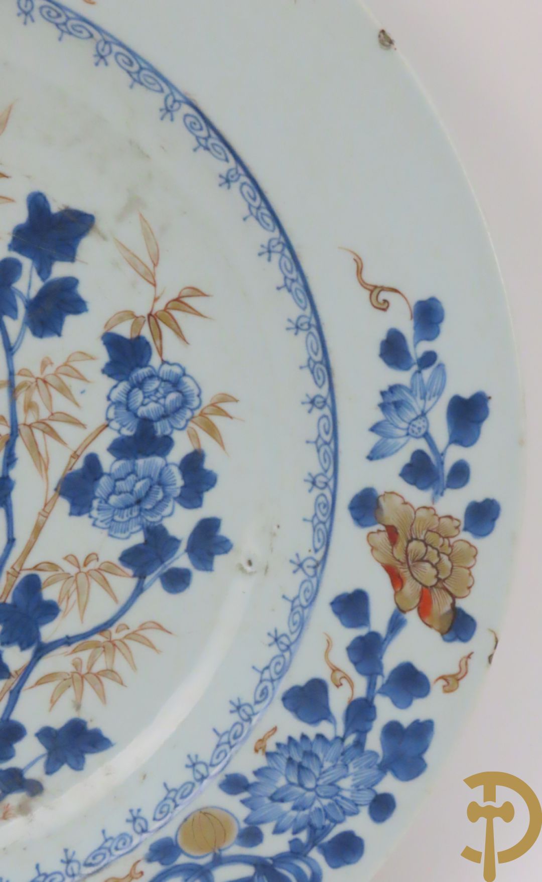 Porseleinen Imari bord met dierenmotieven in florale omgeving