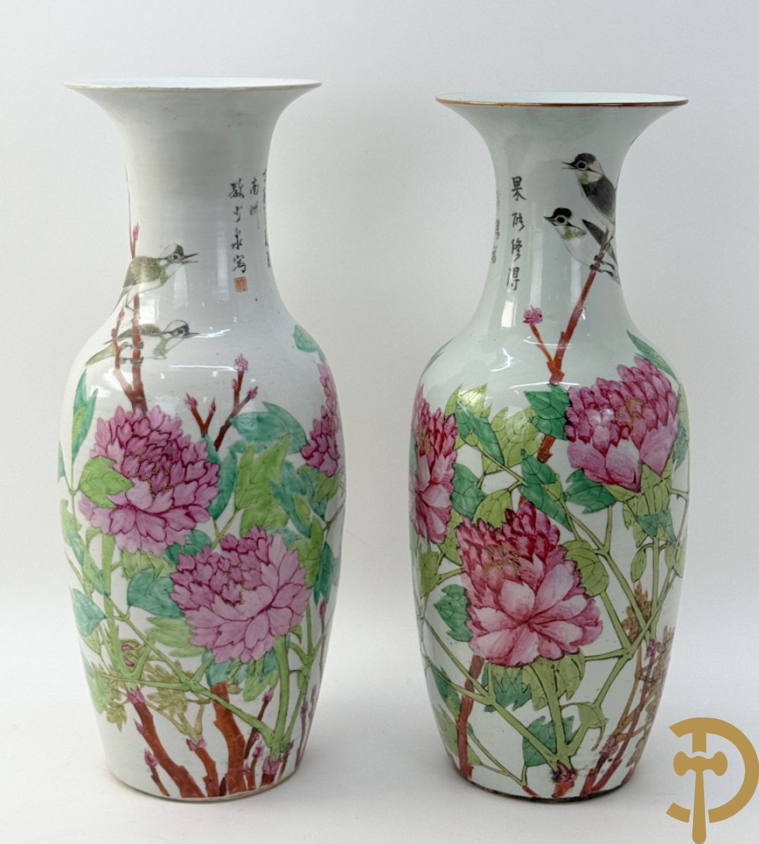 Paar Chinese porseleinen vazen met bloemen- en vogeldecor, achteraan getekend