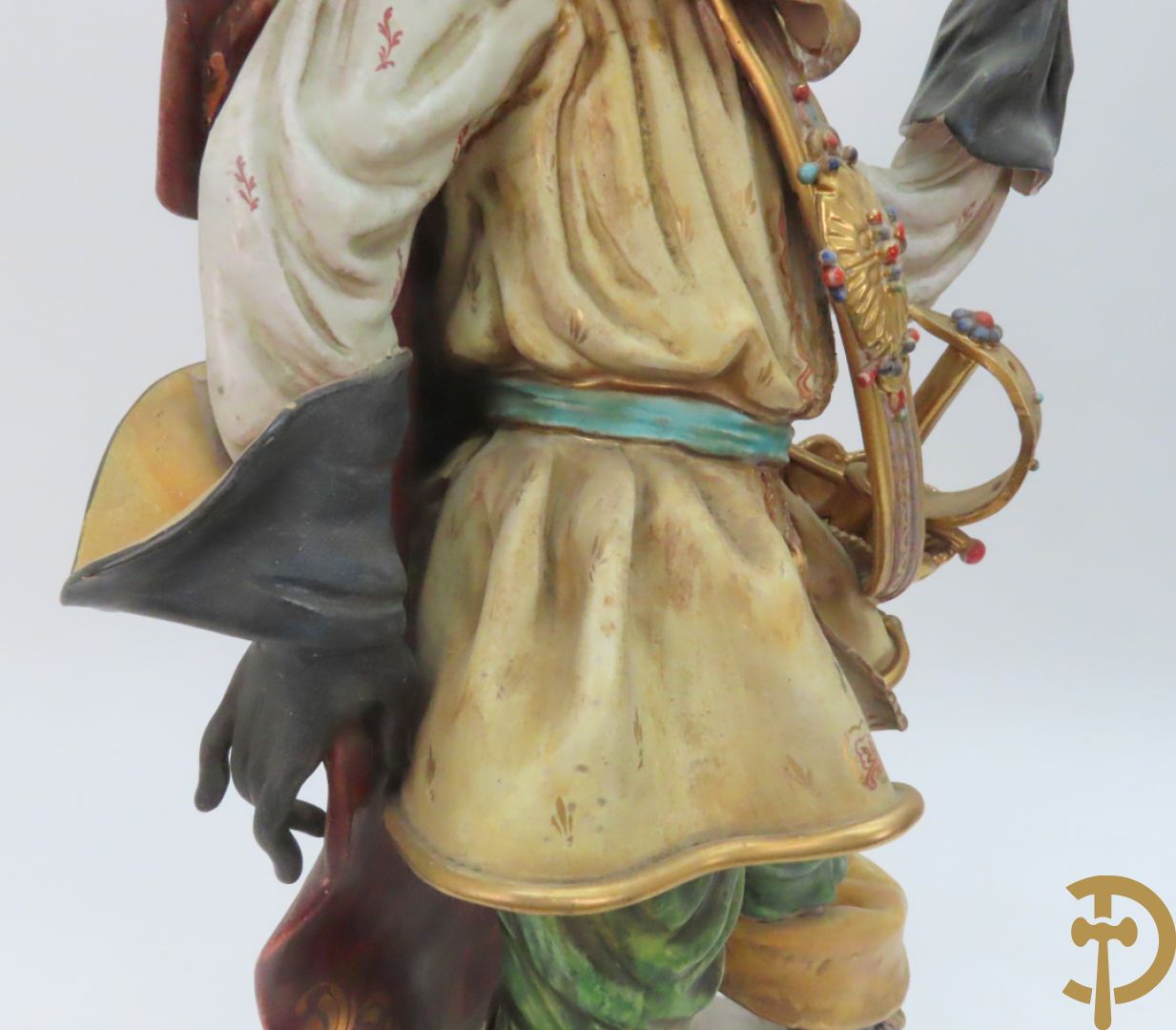 Twee Italiaanse beelden in meerkleurige faience, Cirano de Bergerac