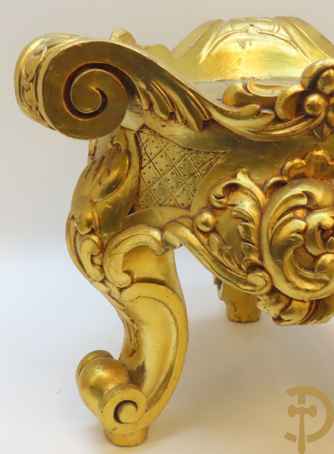 Twee vergulde sokkels met accanthusranken