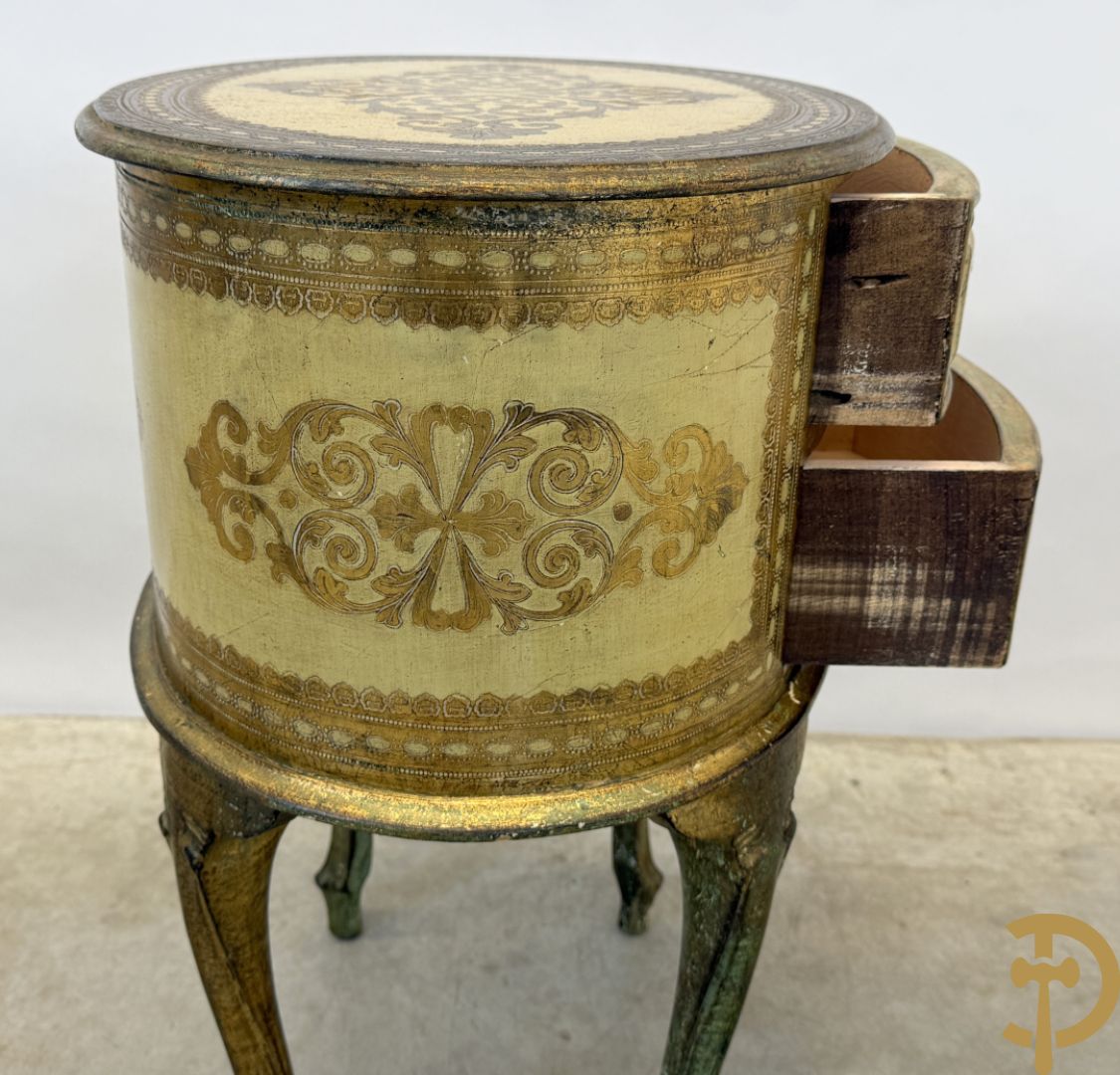 Ovaal Italiaans bijzettkastje