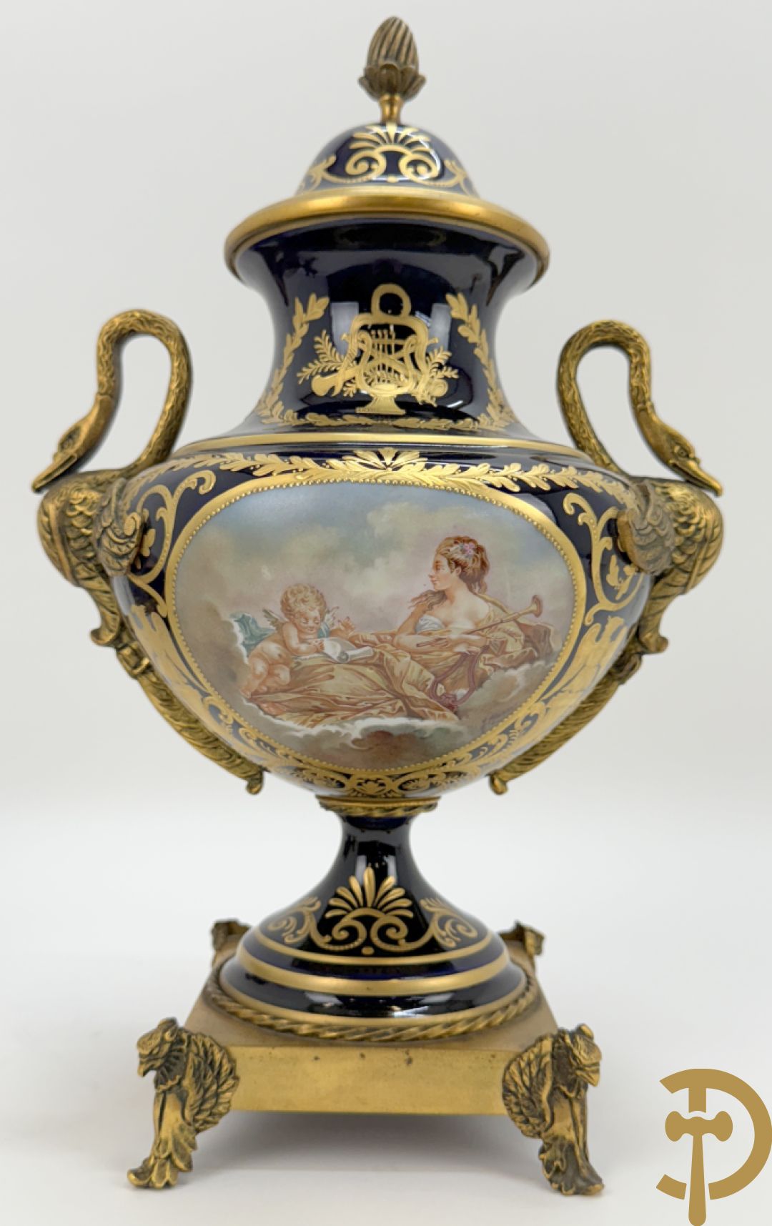 Paar porseleinen Sèvres cassolettes met handbeschilderd romantisch decor op blauwe fond, zijdelings met bronzen zwanen, Chateaux de Sceaux  gemerkt onderaan, Missant J. getekend