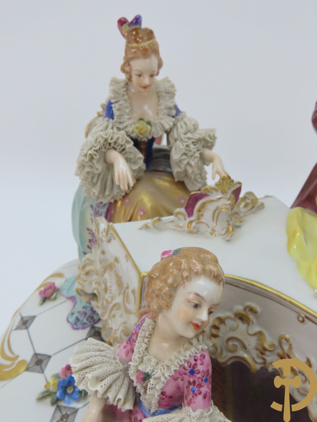 Grote gekleurde porseleinen geanimeerde groep met 7 muziekspelers