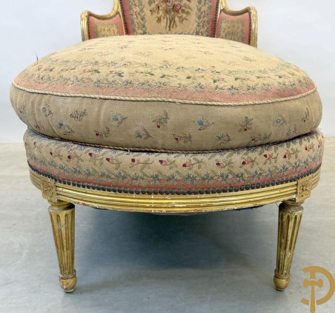 Vergulde Louis XVI chaise longue bezet met petit points met bloemendecor