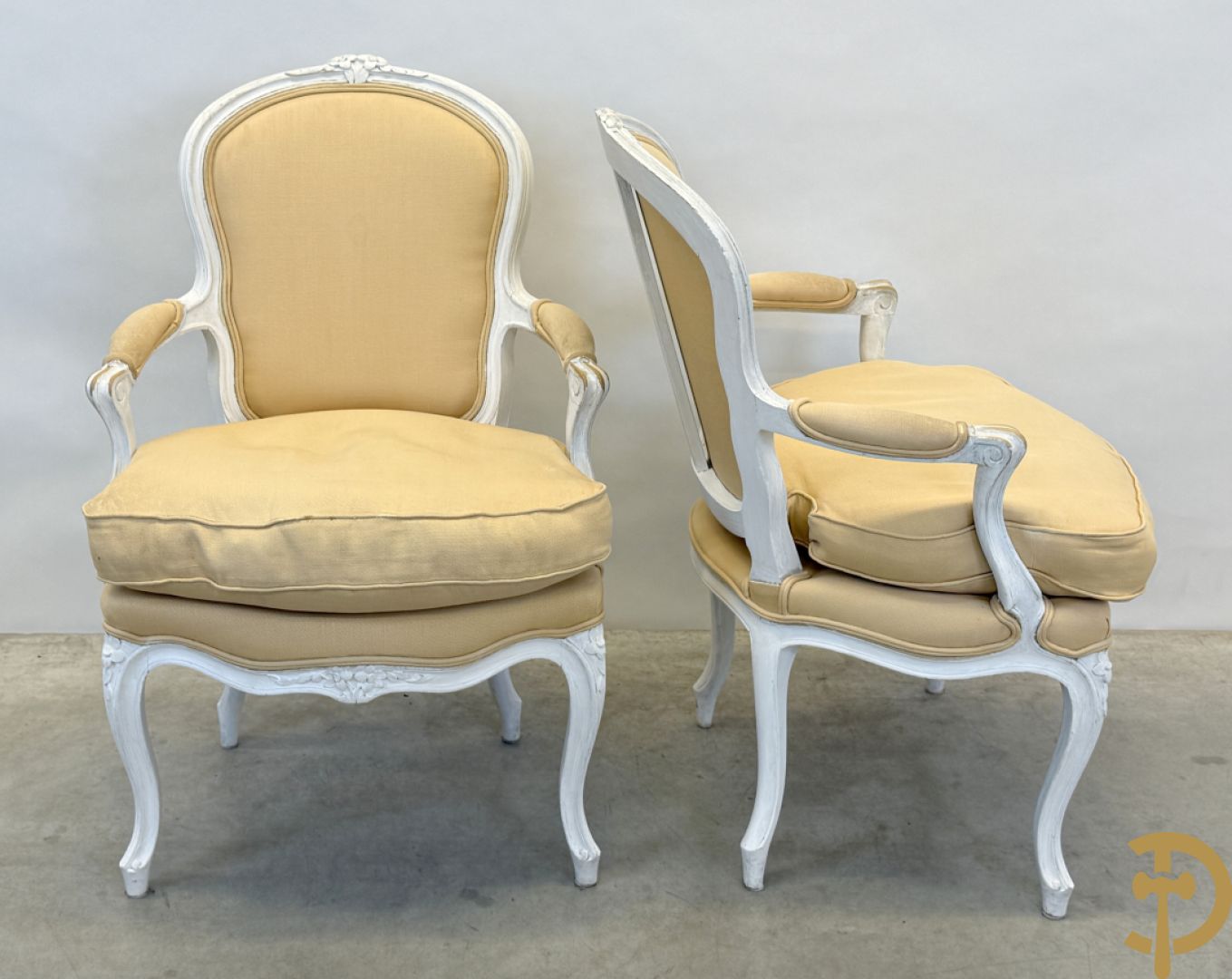 Paar wit gemonochromeerde Louis XV armzetels op voluutvormige poten + 1 andere