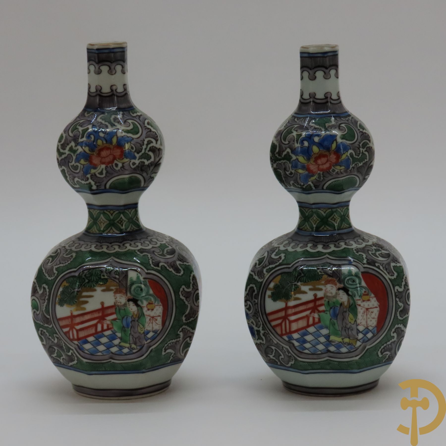 Paar Chinese kalebasvormige vaasjes met geanimeerd decor