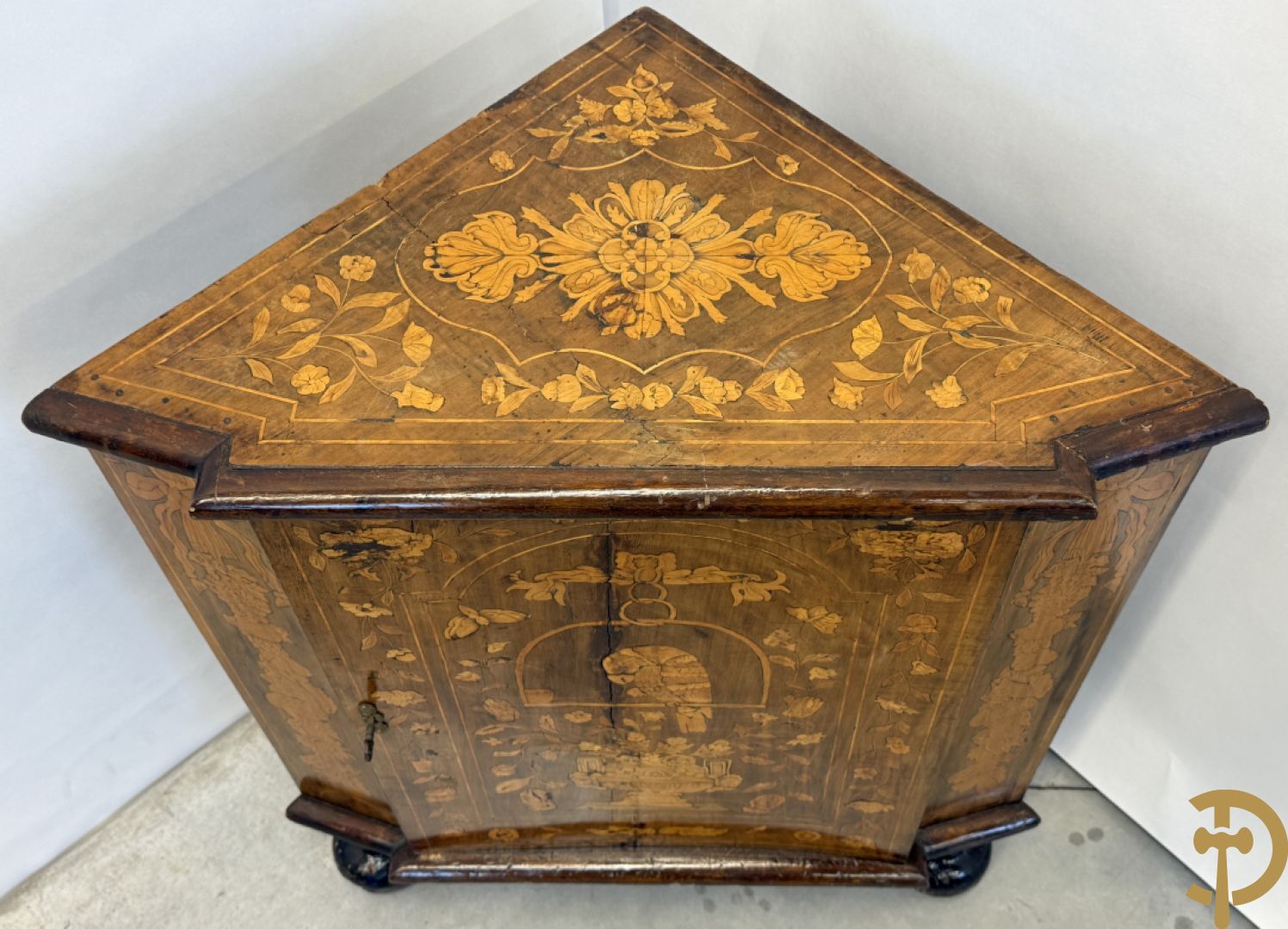 Hollandse ééndeurs hoekkast met gemarketteerd bovenblad met bloemenmotieven- deur met amfoor,  bloemen en bovenaan met papegaai