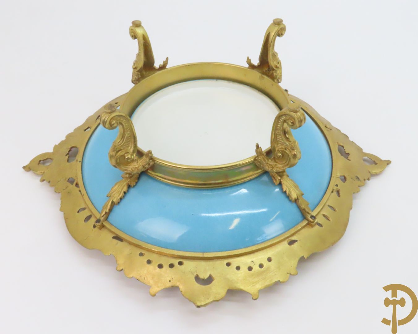 Porseleinen coupe met beschilderd decor van zittende dame met cupido in tuin, Richard getekend, gevat in bronzen houder