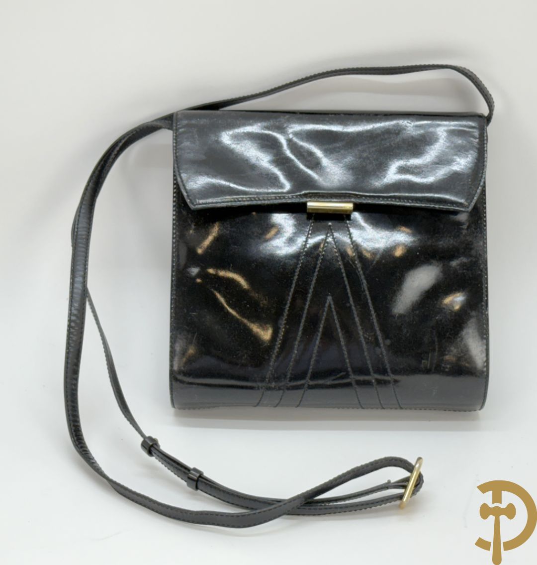 Blauwe lederen vintage Delvaux handtas + gelakte zwart lederen vintage Delvaux handtas met zak