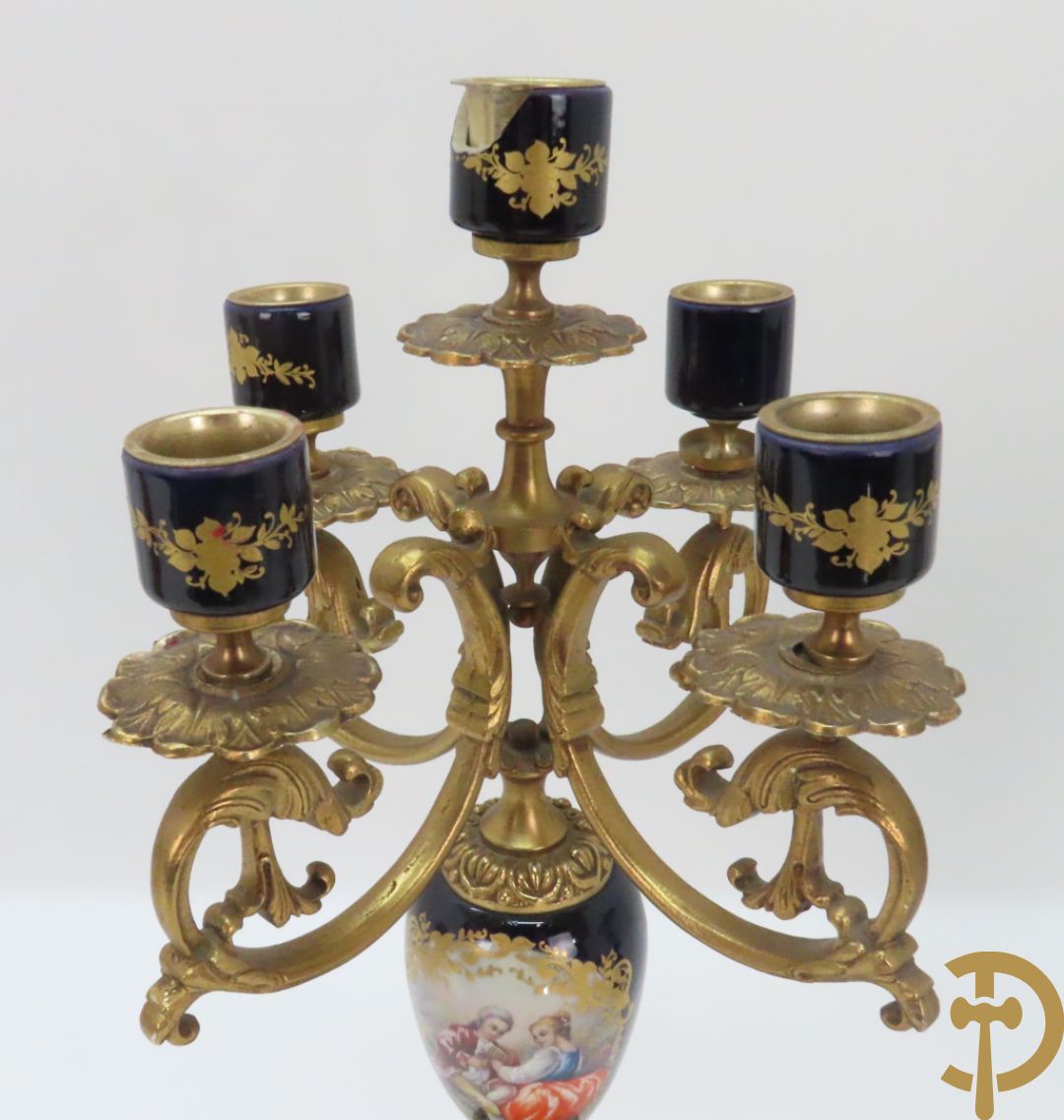 Twee porseleinen Stijl Sèvres cassolettes + dekselpotiche met bloemendecor + vijfarmige kandelaar Sèvres stijl, ACF