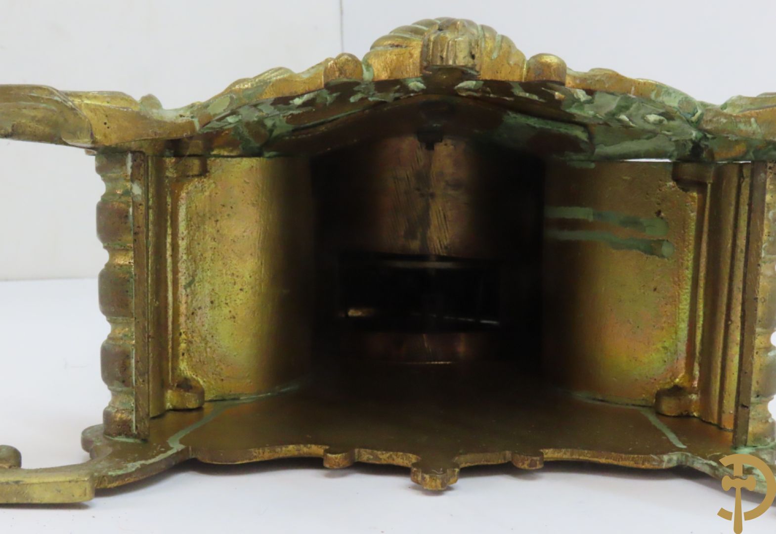 Bronzen pendule, Louis XV stijl, bezet met email, Champlève decor