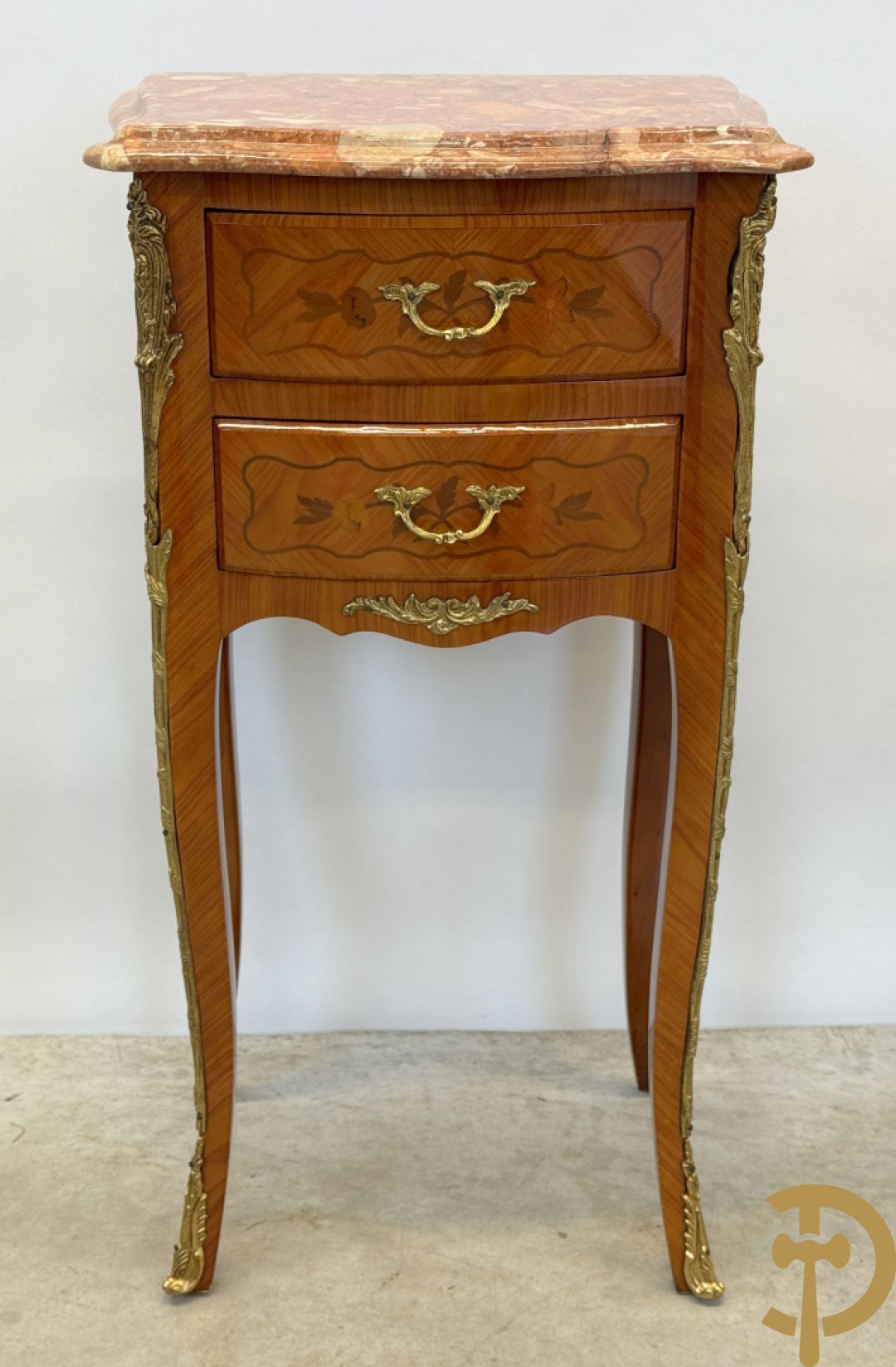 Paar notelaren Louis XV bijzetkastjes op hoge poten met 2 lades, bezet met bronzen ormamenten en marmeren blad