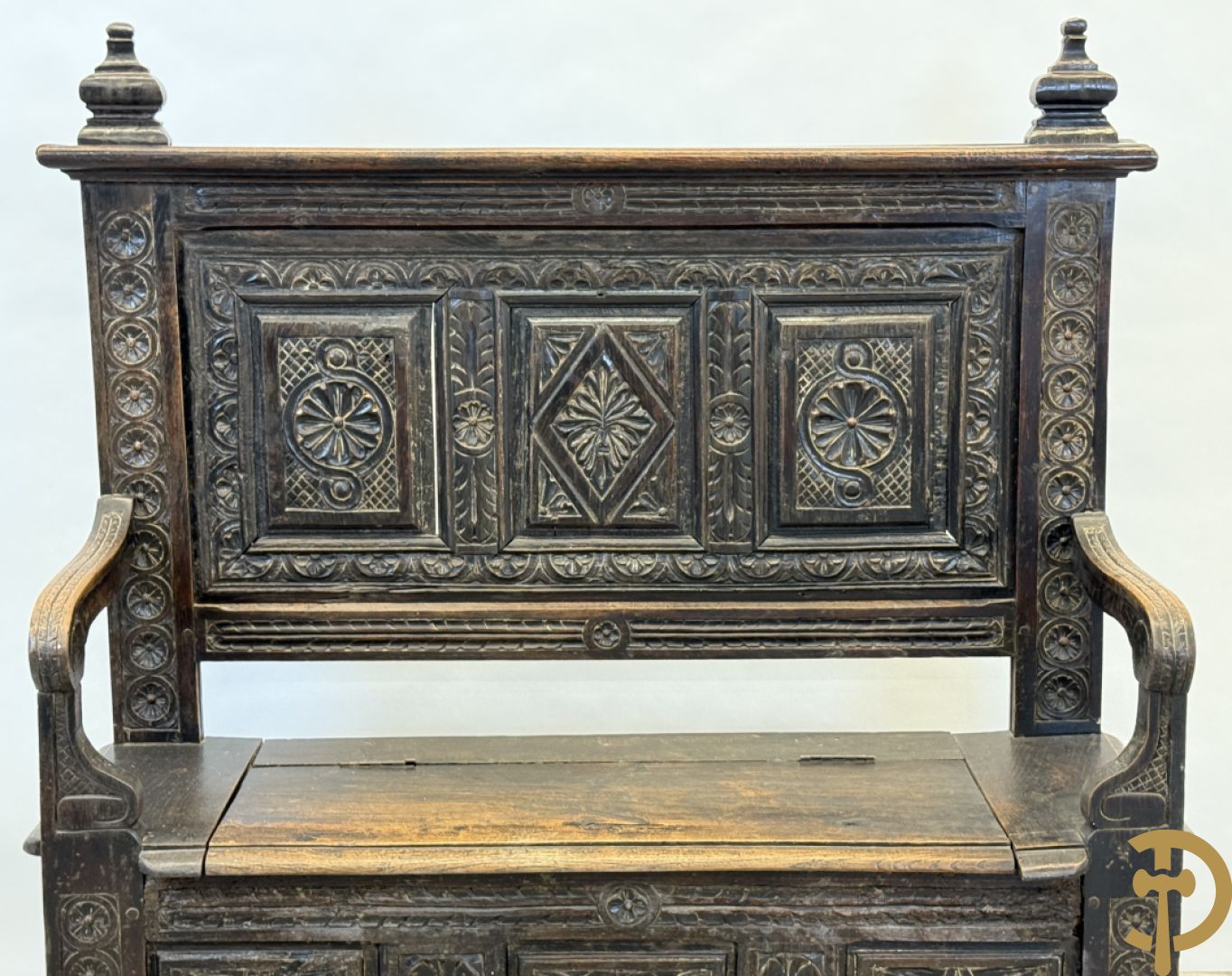 Massief eiken Engelse hall bank met gesculpteerde motieven