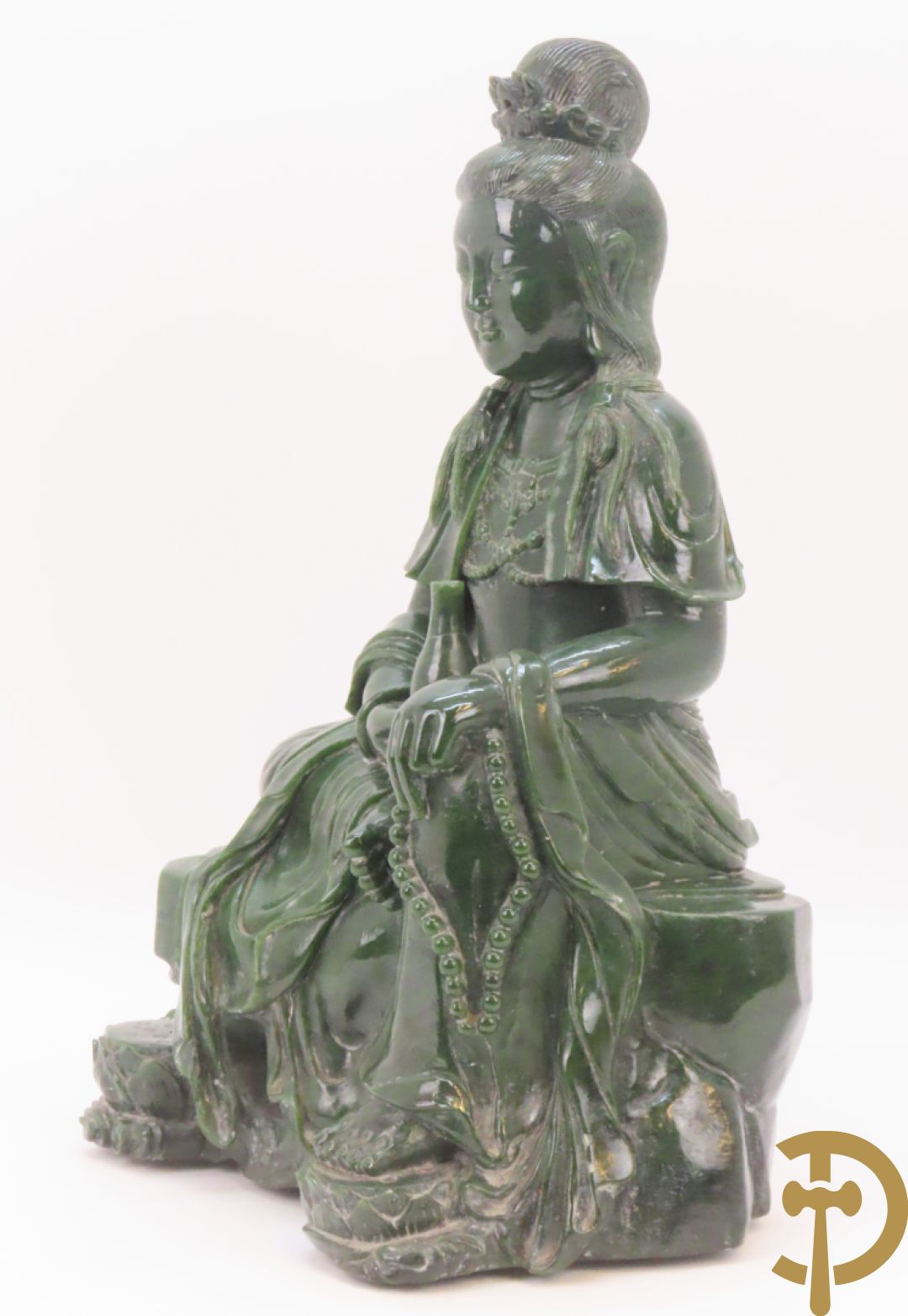 Handgesculpteerde geisha met flesje in de hand in groene jade