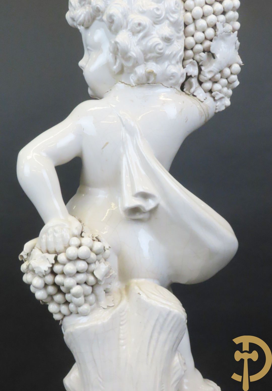 Engel met druiventrossen in Italiaanse majolica op sokkel