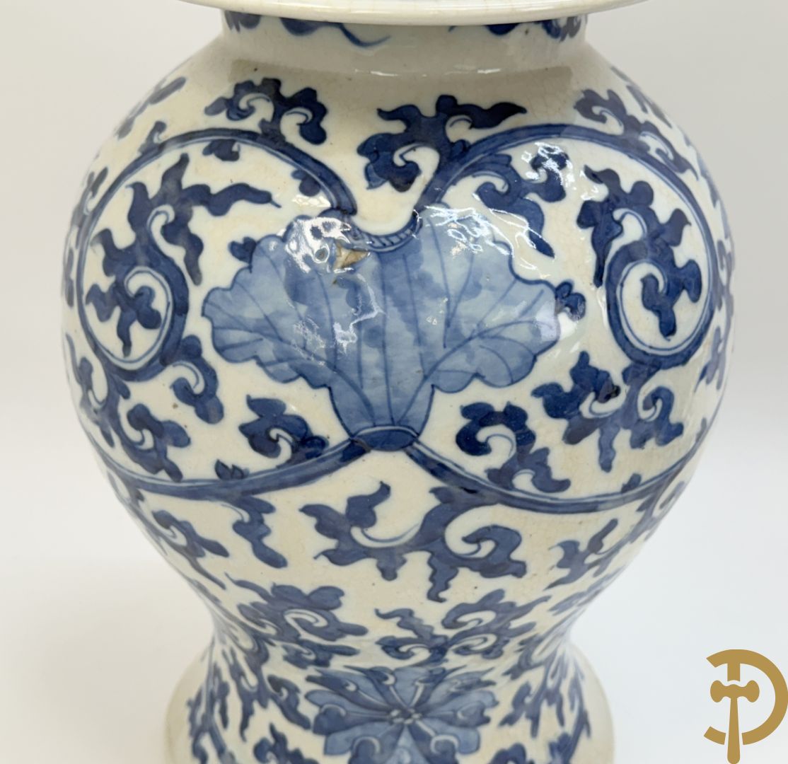 Paar Chinese dekselpotiches in blauw wit porselein met bloemendecor en accanthusranken