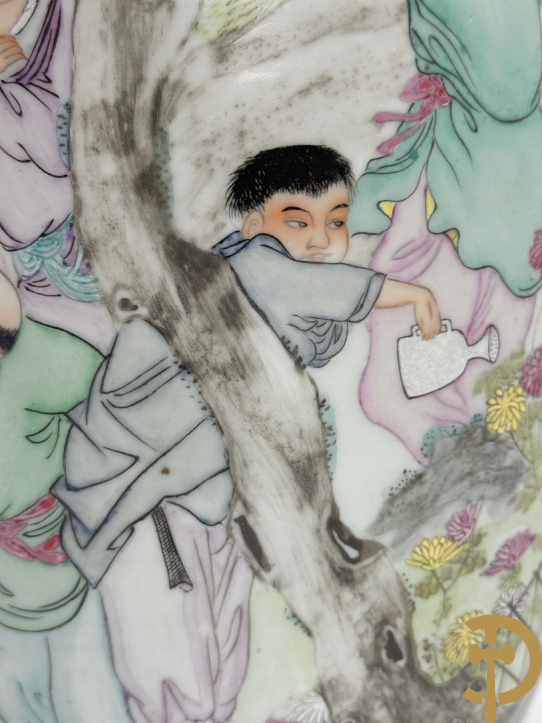 Chinese porseleinen vaas met decor van wijsgeer omgeven door kinderen