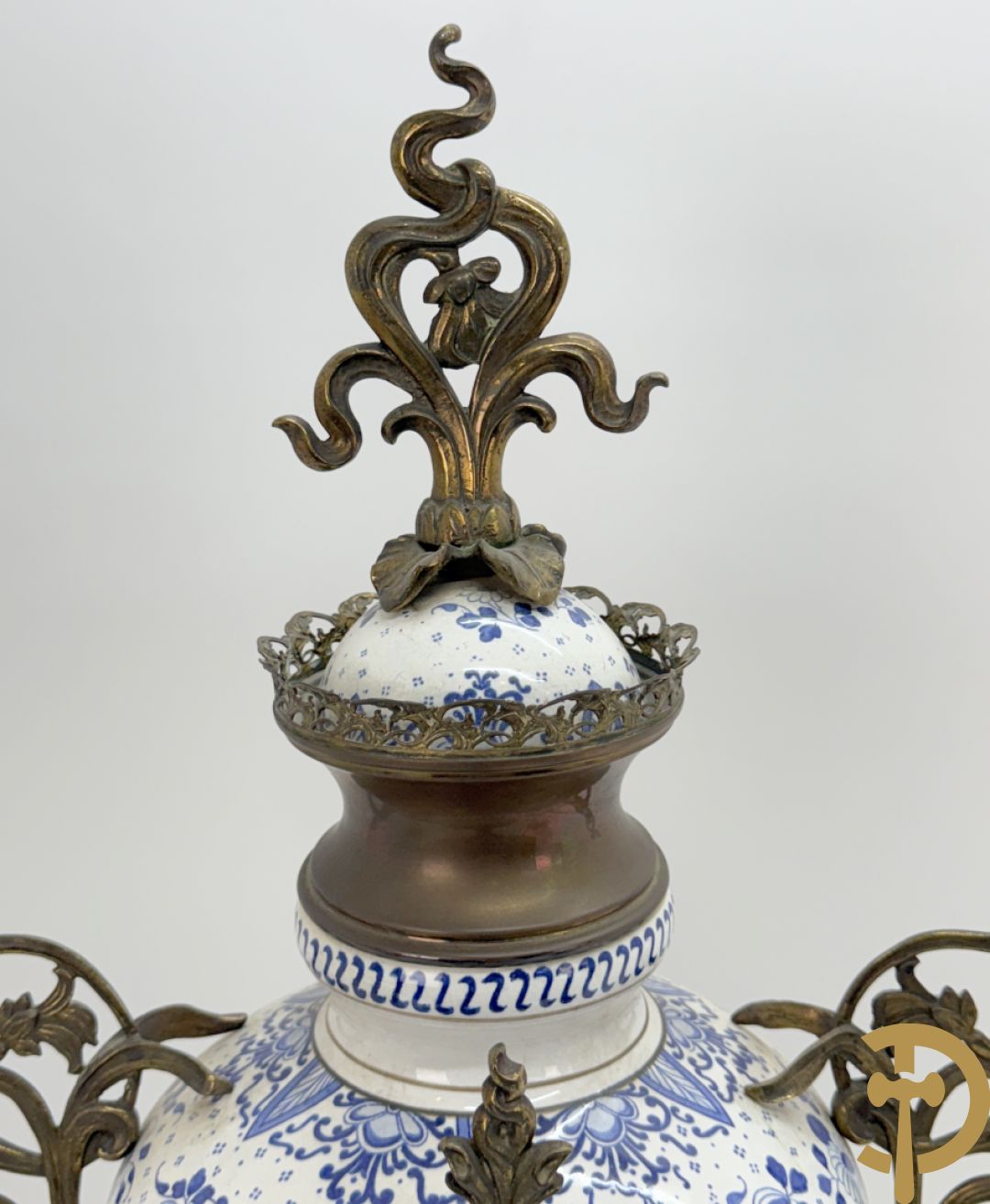 Driedelige garnituur met faience in Delftse stijl en bezet met koperen Jugendstil kandelaars, rond 1900