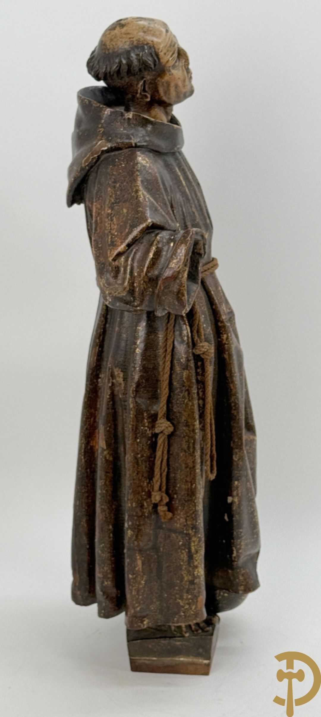 Gepolychromeerde houtsculptuur van Sint Antonius steunend met linkervoet op wereldbol