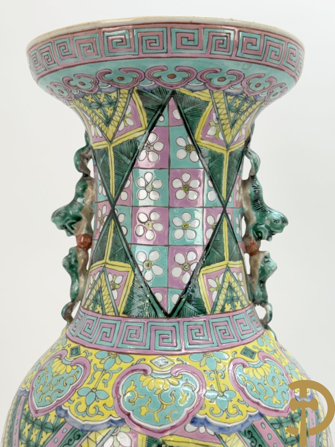 Chinese porseleinen vaas met ruitvormen en geometrische patronen, bovenaan met fo honden bezet