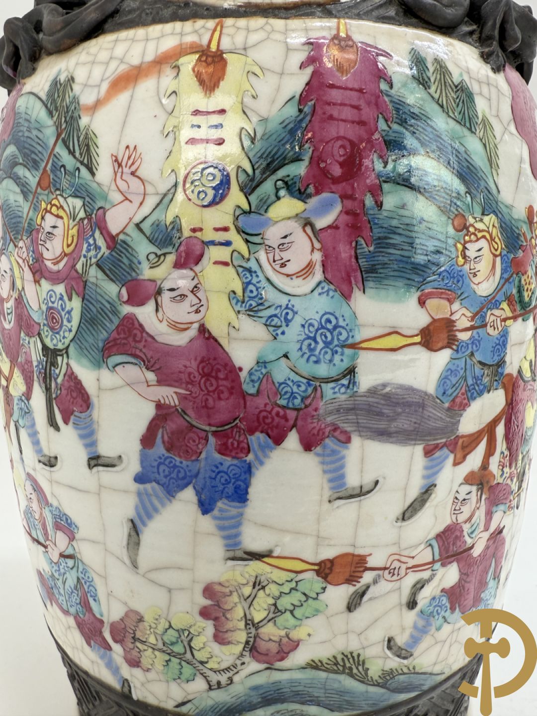 Paar Nankin vazen met dansende figuren en krijgertaferelen op houten sokkels