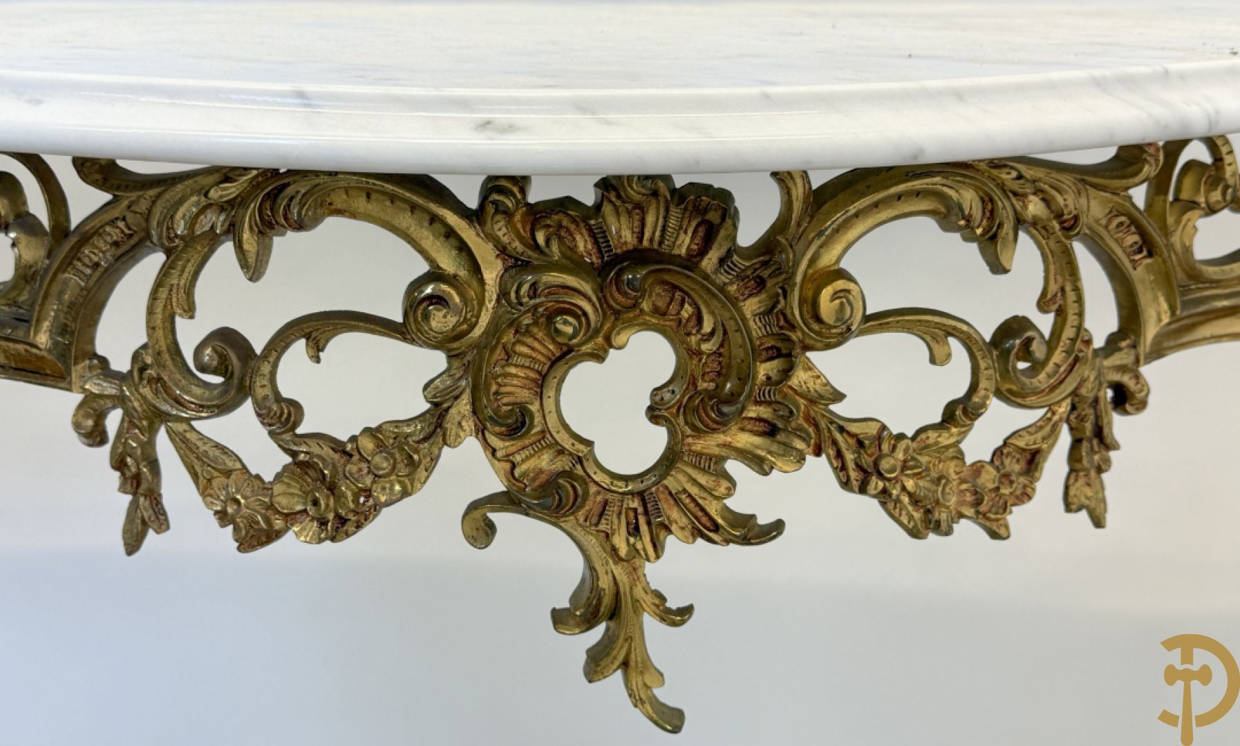 Koperen sierconsole Louis XV stijl met wit marmeren blad op 4 voluutvormige poten + bijhorende spiegel