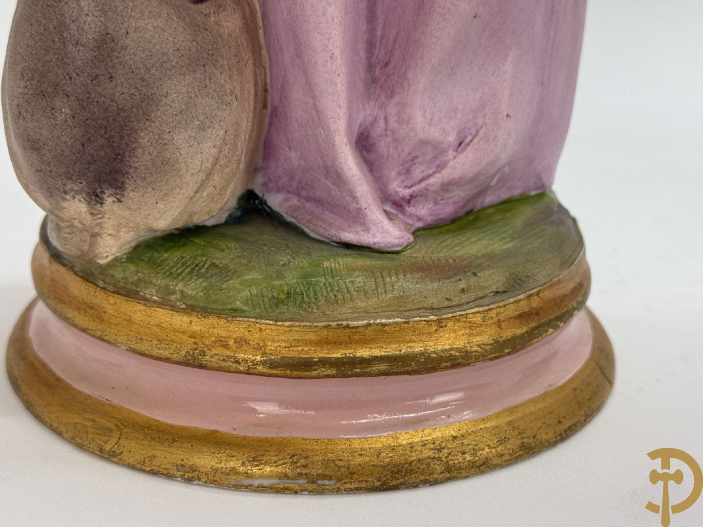 Paar Franse biscuits van elegante dame met hond en dame met bloemen op schouder