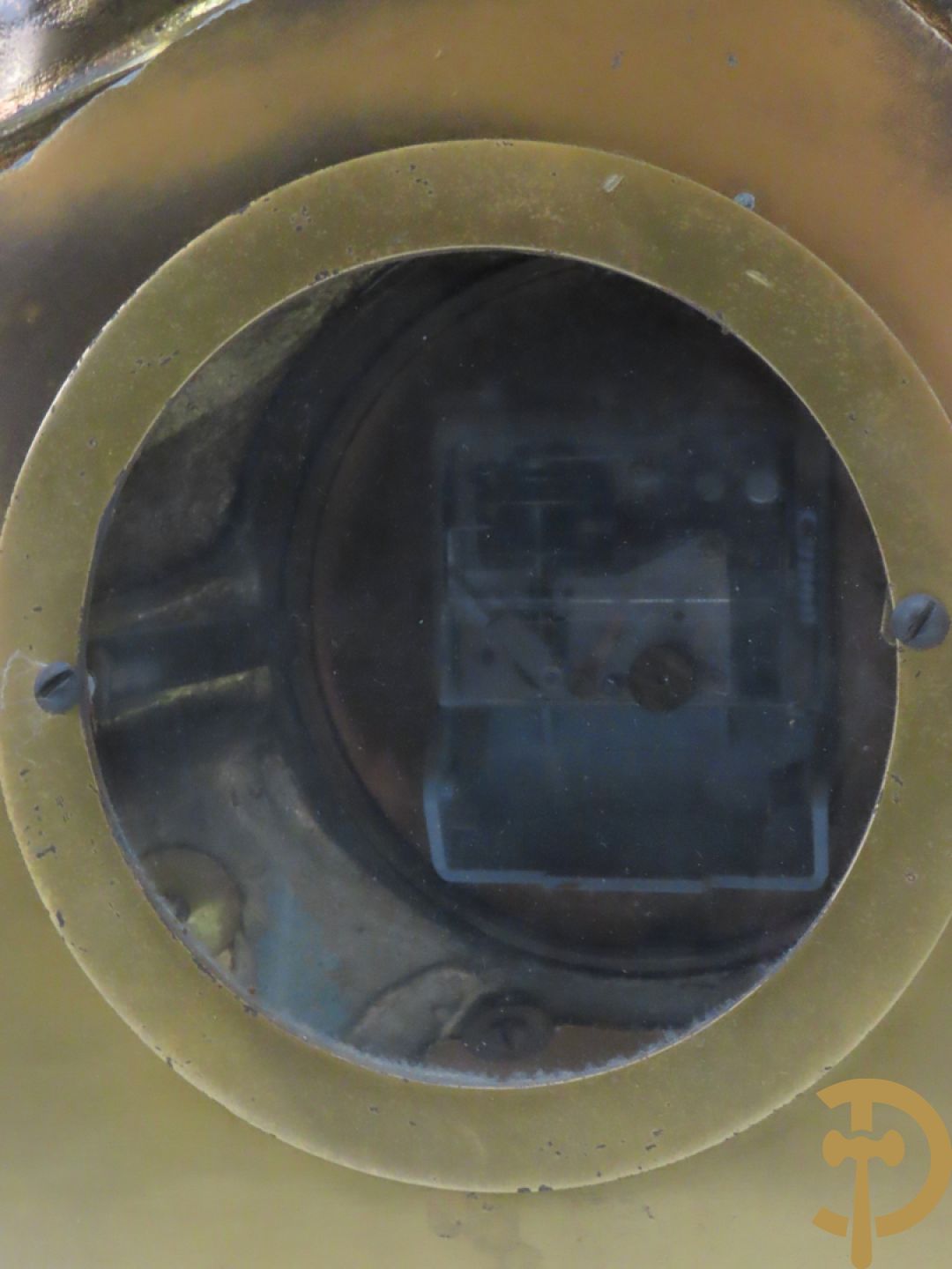 Driedelige bronzen garnituur bestaande uit pendule met 2 dames bovenaan, geflankeerd door paar zesarmige kandelaars