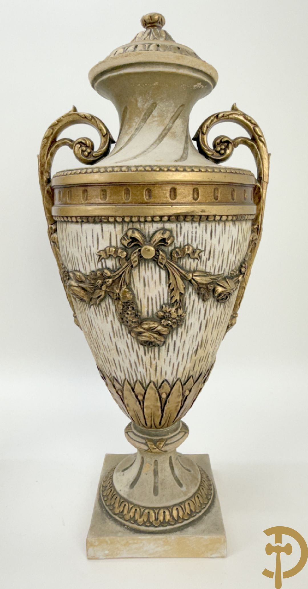 Paar cassolettes in composiet met vergulde Louis XVI motieven