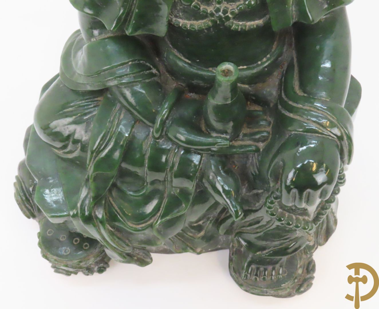 Handgesculpteerde geisha met flesje in de hand in groene jade