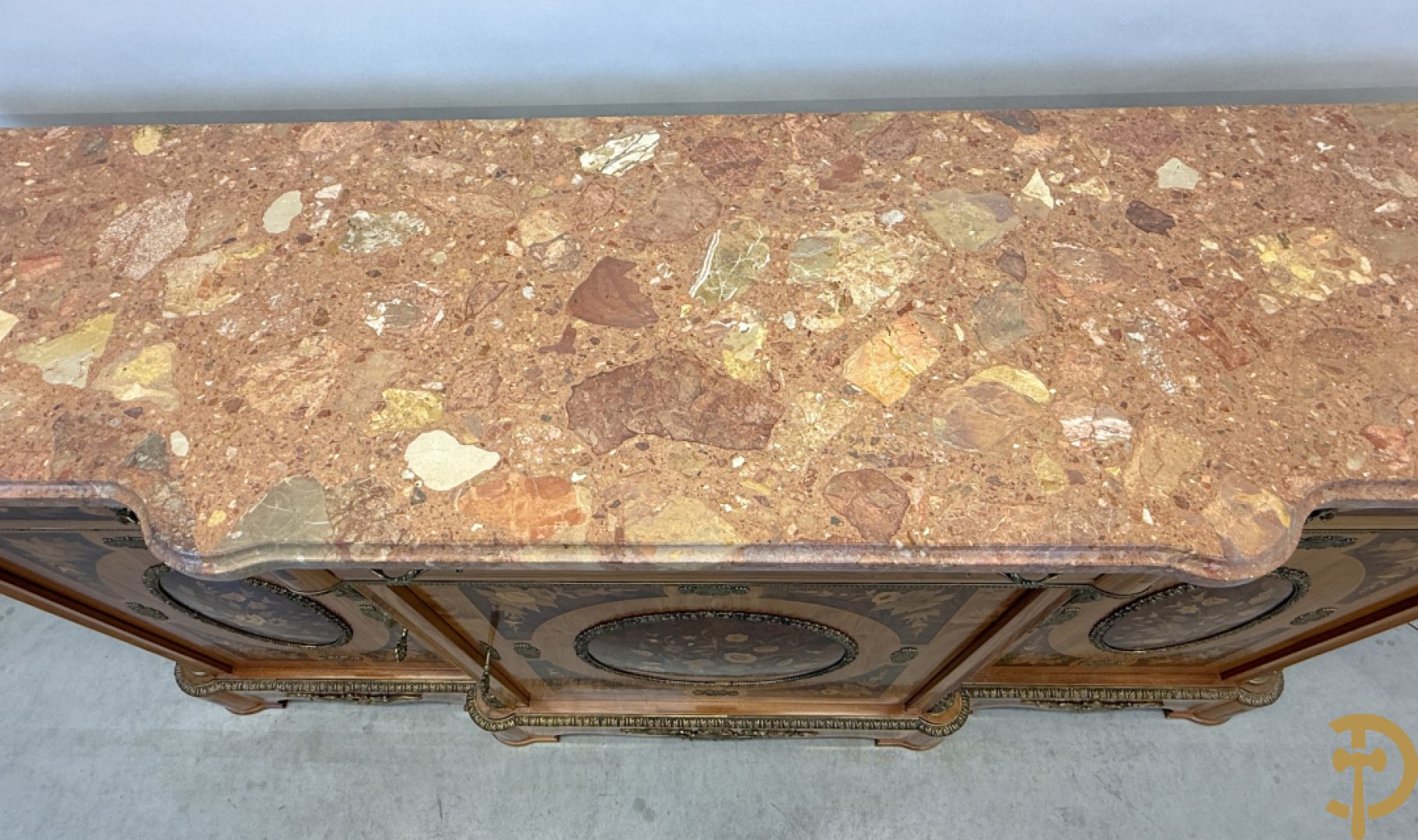 Notelaren driedeursdressoir met bloemenmarquetterie, bronsbeslag en marmeren blad