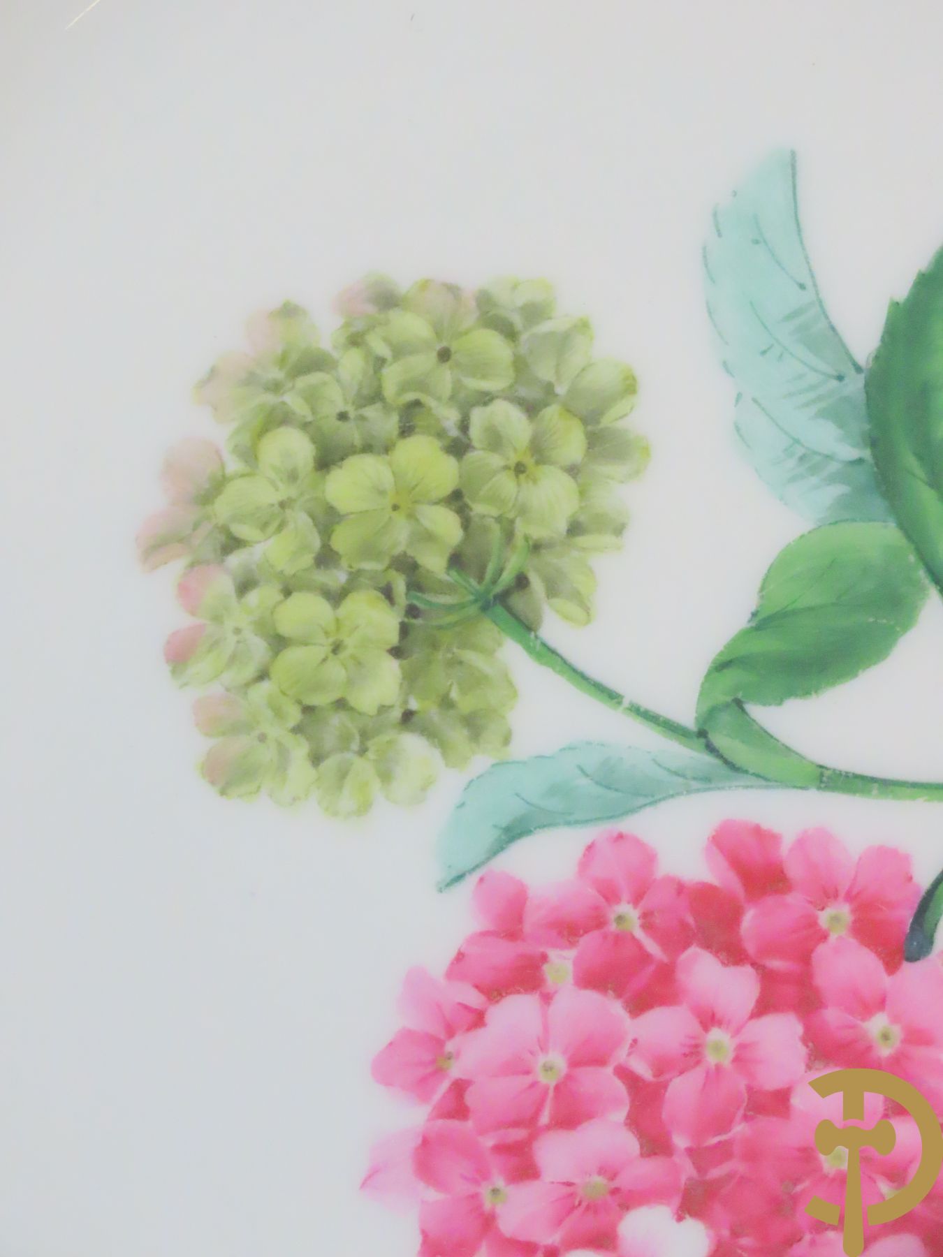 Zes porseleinen borden onder gemerkt met zwaarden / Meissen : 1 bord met stadstafereel, 1 verlucht bord met drakendecor, 1 bord met vogeldecor, 1 met bloemen en 2 met bloemendecor omgeven door vergulde rand