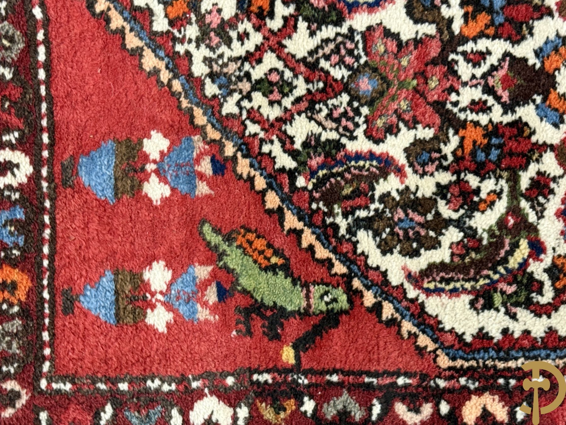 Drie oosterse handgeknoopte tapijten met bloemen- en vazendecor