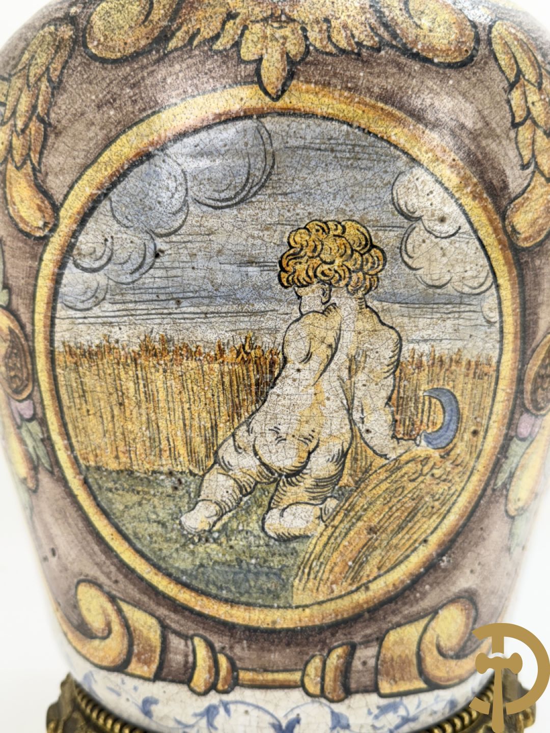 Dekselpotiche met decor van cupido in cartouche en bezet met bronzen ornamenten