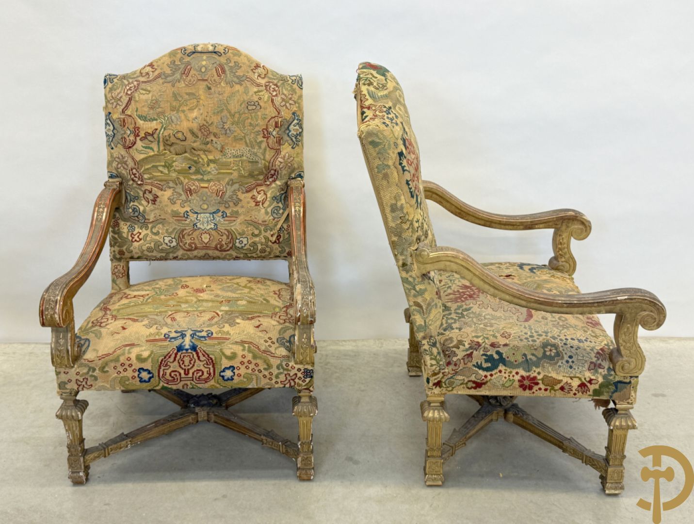 Vier vergulde Louis XIV kasteelarmzetels met geanimeerde scènes in petit points, 19e