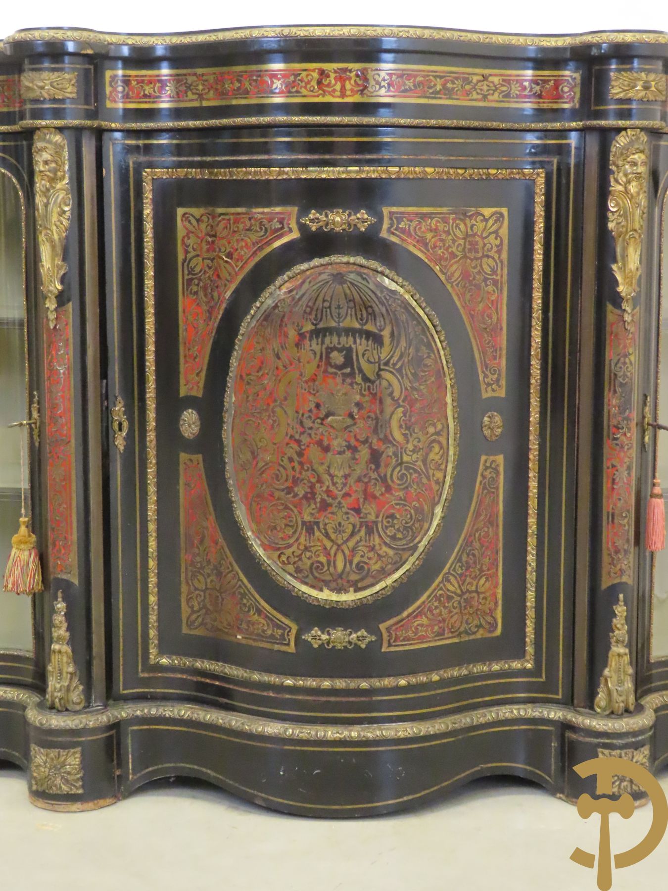 Groot Napoleon III dressoir met centrale deur bezet met medaillon in Boulletechniek - zijdelings met deuren in vitrineglas - bezet met bronzen ornamenten