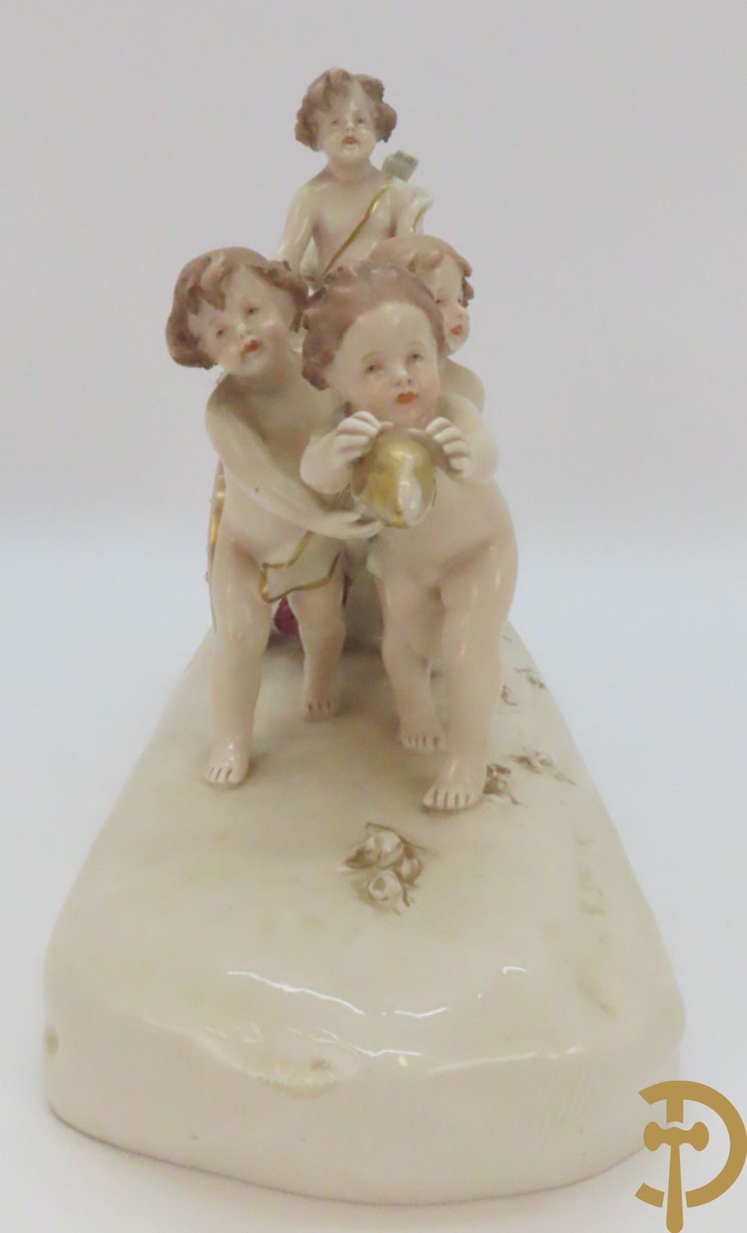 Koets in Royal Dux getrokken door cupido