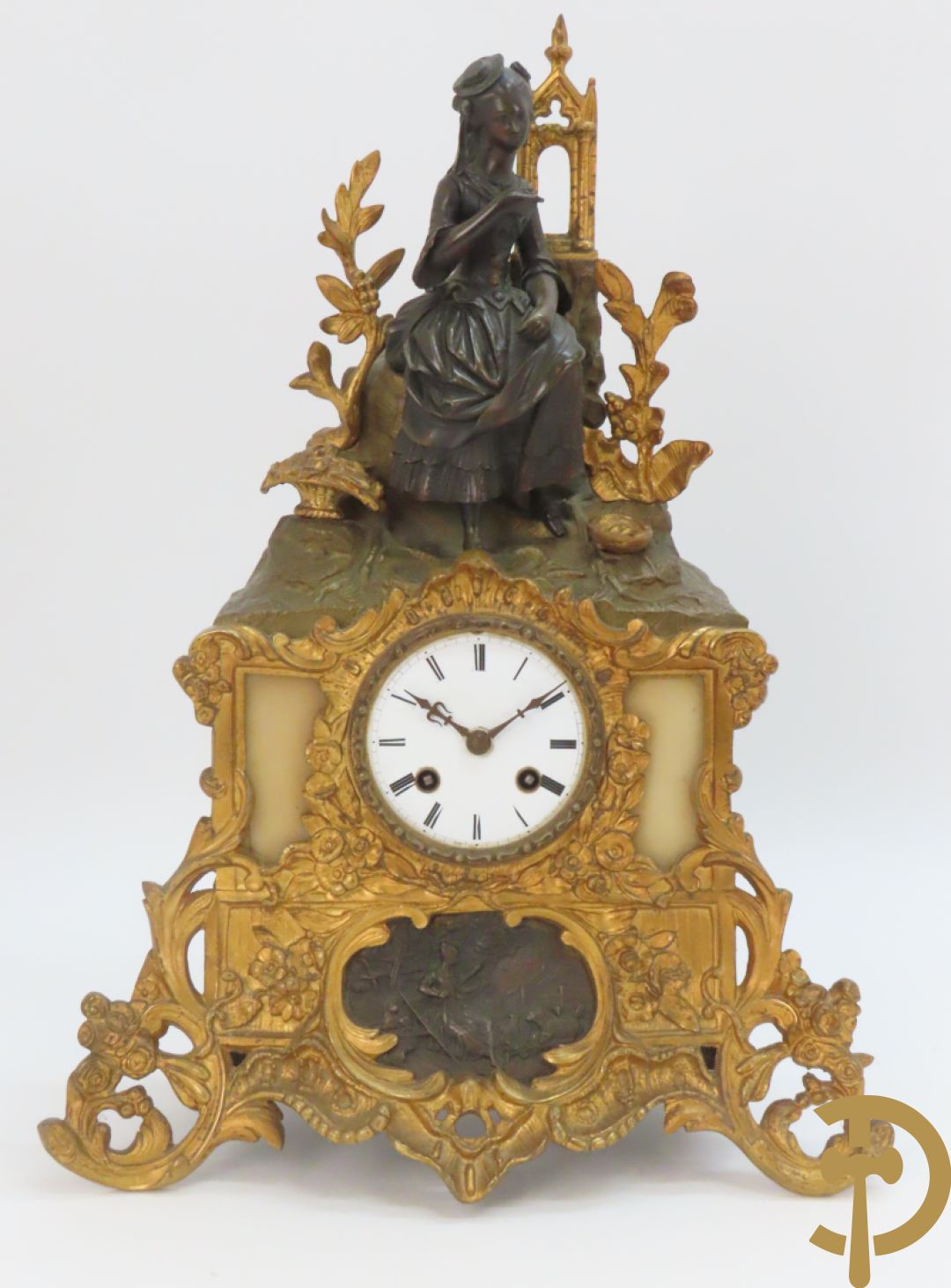 Bronzen pendule bezet met elegante dame en onderaan met basrelief en rocailles