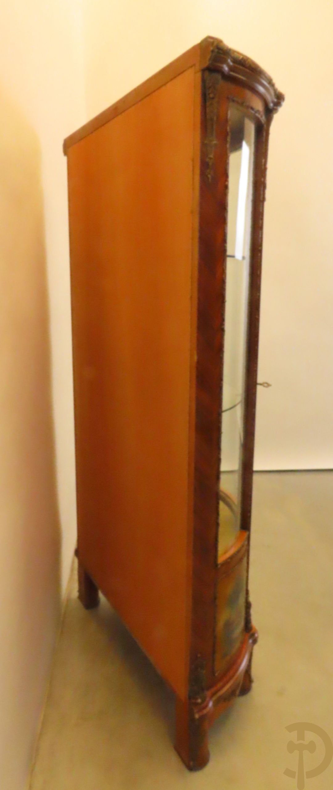 Gebogen notelaren vitrine bezet met bronsbeslag en onderaan met romantisch tafereel