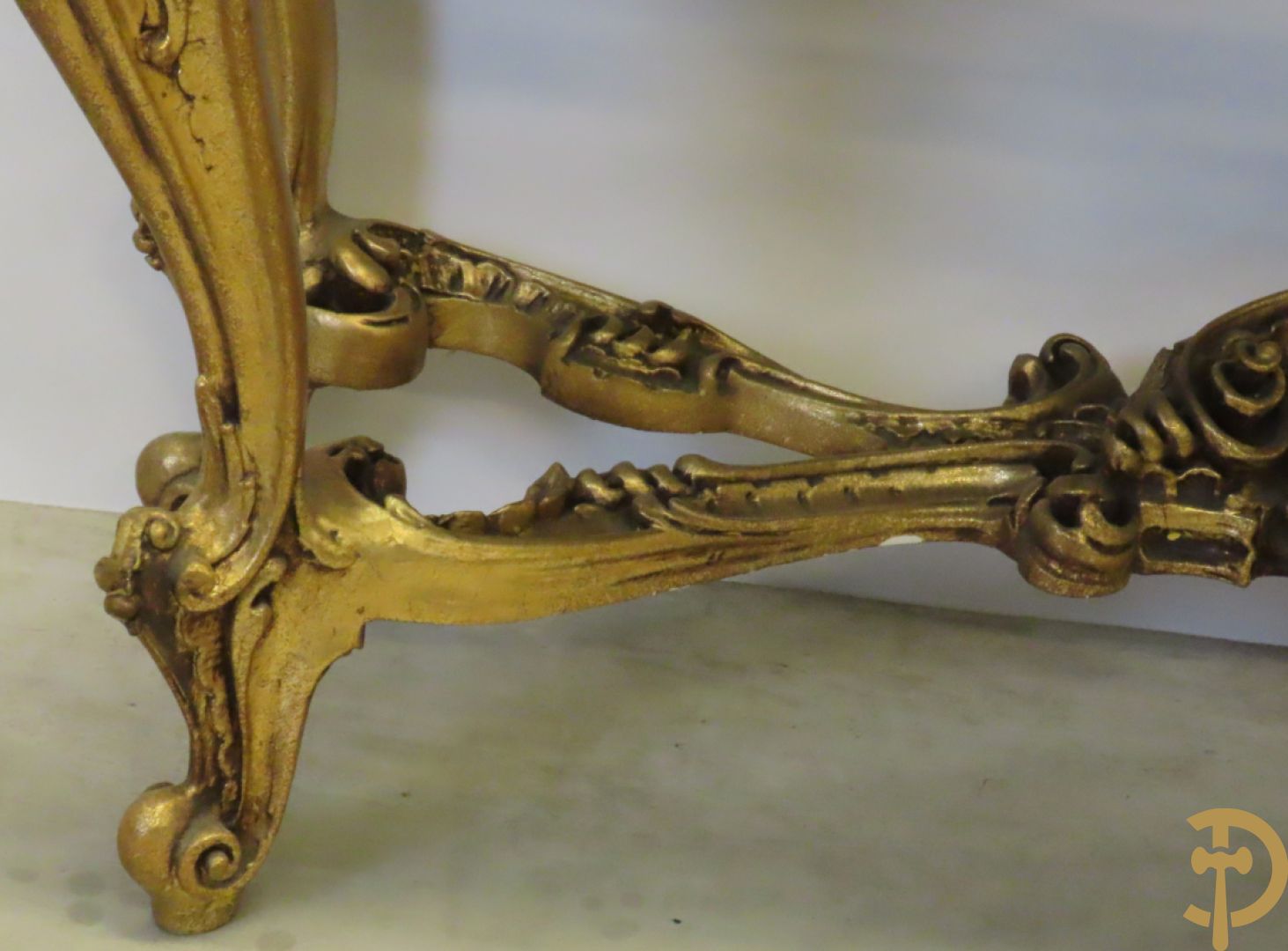 Uitzonderlijke vergulde Louis XV eetkamer bestaande uit vijfdeursdressoir met voluutvormige accanthusranken en rocailles, beschilderd met bloemenmotieven en centraal tafererel met hoornen des overvloeds + bijhorende spiegel vergulde tafel op voluutvormige poten met zes bijhorende stoelen + vitrine met accanthusranken en centrale deur, op voluutvormige poten