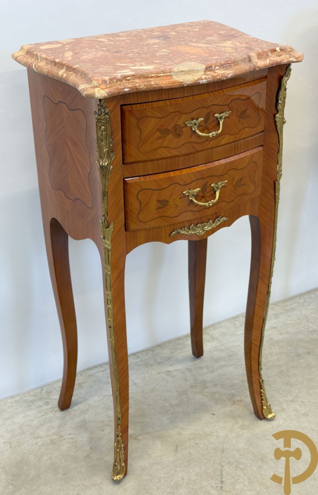 Paar notelaren Louis XV bijzetkastjes op hoge poten met 2 lades, bezet met bronzen ormamenten en marmeren blad